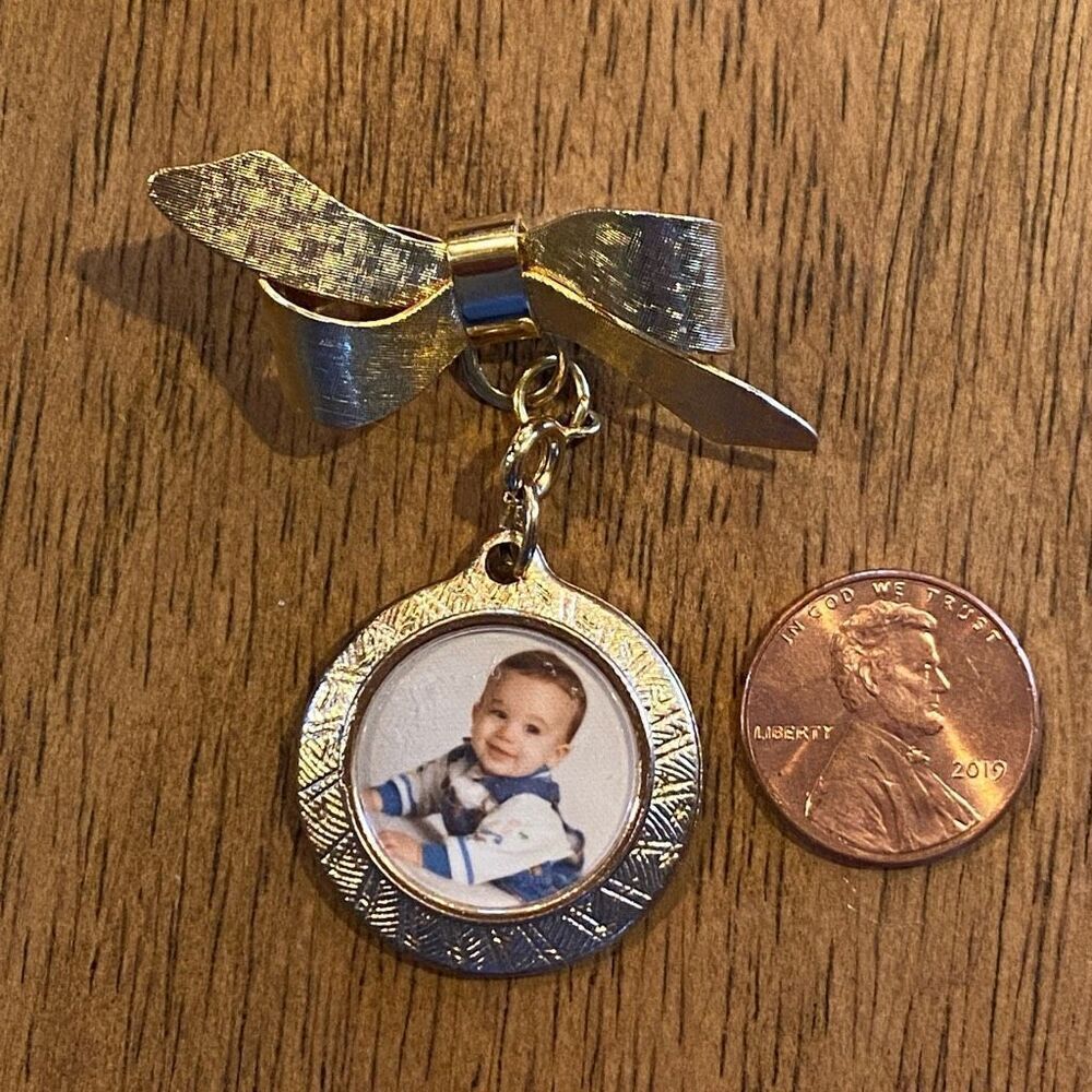 Vintage Gold Tone Bow Dangle Family Picture  Brooch Goldtone Jewelry 2”